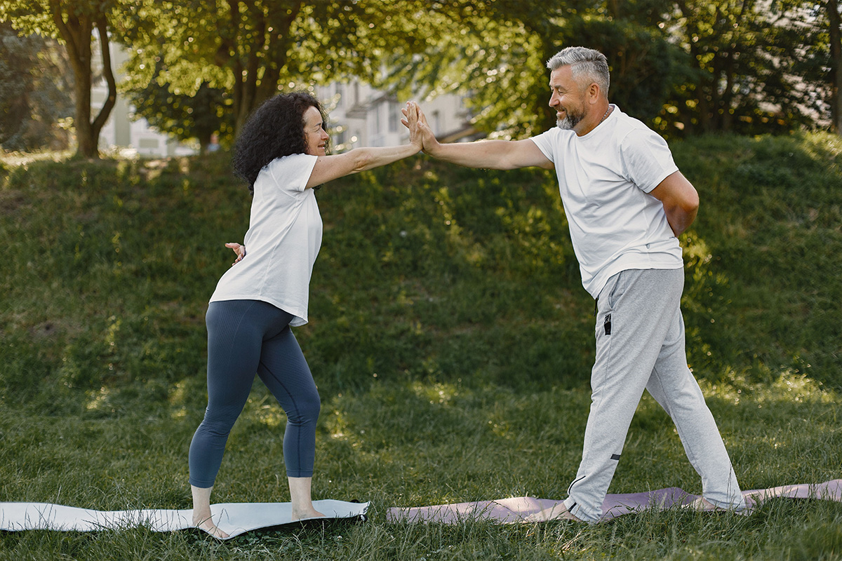 Ζευγάρι που κάνει yoga στο πάρκο